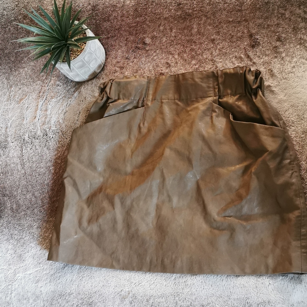 Zara faux leather skirt size small with pockets!